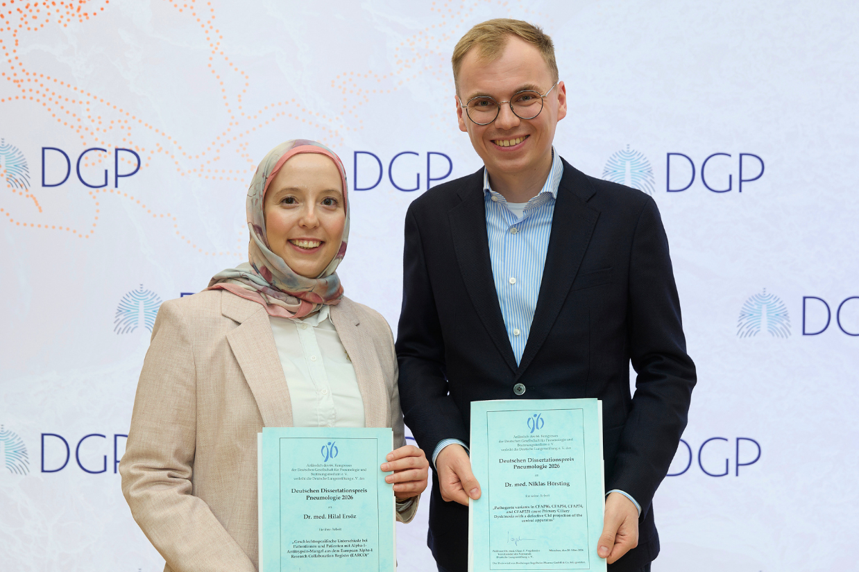 Die Preisträger dieses Jahres: Dr. med. Niklas Hörsting aus Münster gewann den Dissertationspreis für experimentelle Forschung und Dr. med. Hilal Ersöz aus Heidelberg den Preis für klinische Forschung.