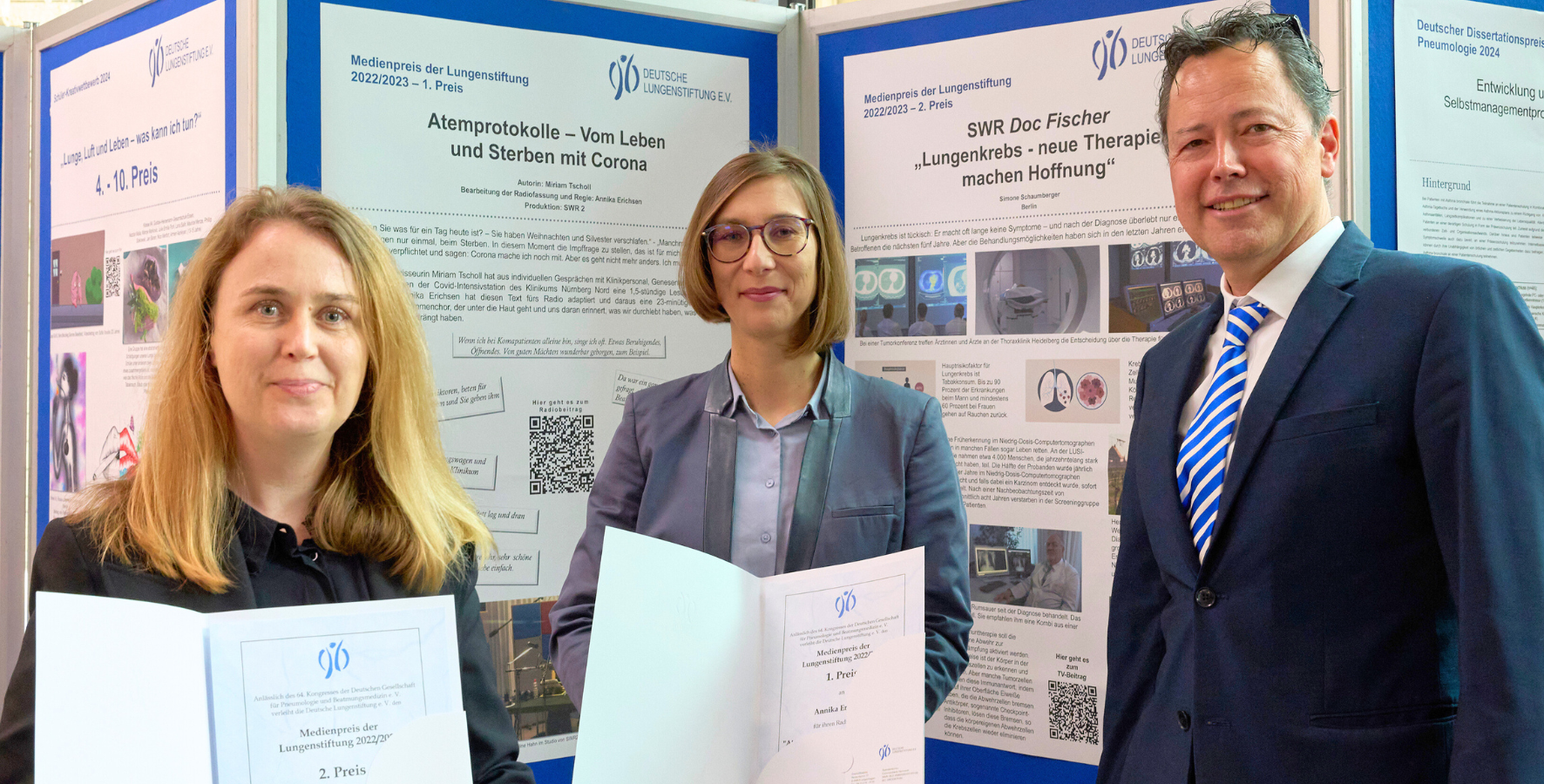 Aus den Händen von Jurymitglied Dr. Paul Herrmann vom Springer Medizin Verlag – Mitglied des DLS- Kuratoriums – erhalten Simone Schaumberger (li.) und Annika Erichsen den Medienpreis der Deutschen Lungenstiftung (DLS).